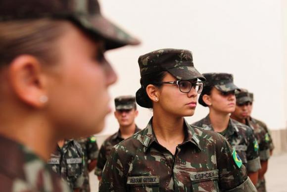 Sexo frágil? Pela primeira vez, Exército recebe mulheres para ensino militar bélico